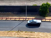 Han aparecido en Internet imágenes del Cybertruck sometido a pruebas de resistencia de la batería, lo que indica que Tesla está un paso más cerca de lanzar su camioneta eléctrica. (Fuente de la imagen: YouTube - editado)
