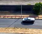 Han aparecido en Internet imágenes del Cybertruck sometido a pruebas de resistencia de la batería, lo que indica que Tesla está un paso más cerca de lanzar su camioneta eléctrica. (Fuente de la imagen: YouTube - editado) 