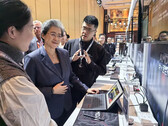 Lisa Su, de AMD, utilizando el MINISFORUM V3 en la reciente Cumbre de Innovación de PC con IA de AMD. (Fuente de la imagen: MINISFORUM)