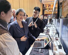 Lisa Su, de AMD, utilizando el MINISFORUM V3 en la reciente Cumbre de Innovación de PC con IA de AMD. (Fuente de la imagen: MINISFORUM)