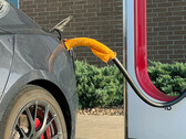 Enfriar un mango de supercargador con una toalla húmeda (Fuente de la imagen: Out of Spec/X)