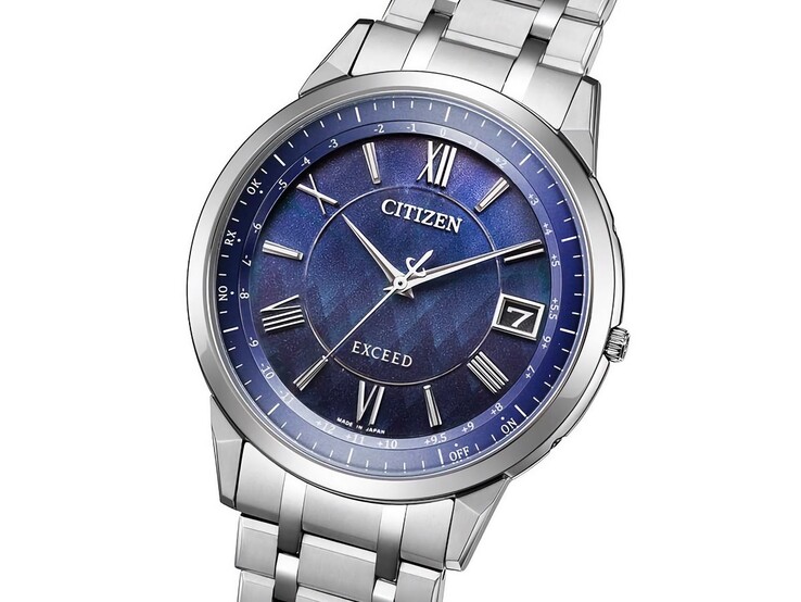 El reloj Citizen Exceed “Morning in the Sacred Forest” Eco-Drive presenta una esfera azul intenso con un sutil patrón inspirado en el bosque, detalles brillantes, agujas e índices horarios en tono plateado y un indicador de fecha a las 3 en punto.