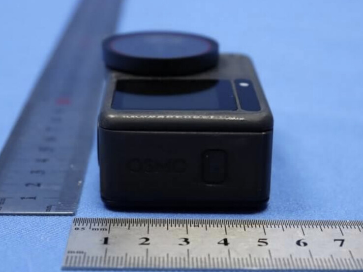 Un prototipo del DJI Osmo Action 6 de lado. (Fuente de la imagen: FCC)