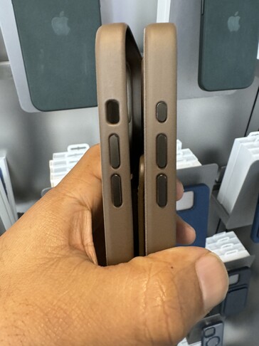 La carcasa oficial del iPhone 15 Plus, a la izquierda (para el interruptor de silencio), la carcasa del iPhone 15 Pro Max, a la derecha (para el botón Acción). (Fuente: Notebookcheck)