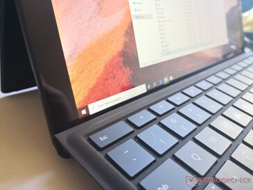 La misma pantalla táctil brillante de borde a borde que la Surface Pro 6 y la Surface Pro 5