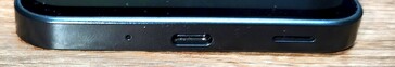 Parte inferior: Micrófono, puerto USB-C, altavoz
