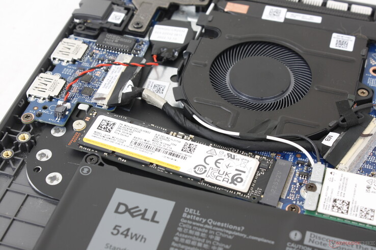 La única unidad SSD M.2 no tiene disipador de calor para ayudar a la refrigeración. El rendimiento disminuye cuando se somete a estrés, como muestra el gráfico siguiente