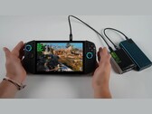 PC portátil para juegos Lenovo Legion Go 2 que ejecuta God of War: Ragnarok, emparejado con una carcasa para GPU Adlink Pocket AI y un banco de energía en una configuración totalmente portátil alimentada por batería. (Fuente de la imagen: ETA PRIME vía YouTube)