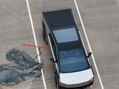 Esta unidad de validación del Cybertruck parece tener problemas de alineación de las puertas que, con suerte, se solucionarán cuando llegue el momento de la producción. (Fuente de la imagen: Joe Tegtmeyer en YouTube)