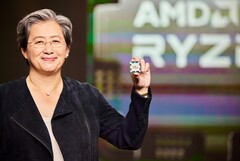 La Dra. Lisa Su, CEO de AMD, muestra el próximo procesador Zen 4 Raphael en el CES 2022. (Fuente de la imagen: AMD)