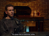 Glenn Howerton explicando su calvario con el llavero del Model X (imagen: Always Sunny Podcast/YouTube)