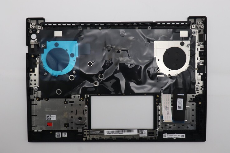 Cubierta del teclado del P14s Gen 6 Intel, mostrando los pequeños remaches negros que mantienen el teclado en su sitio (fuente de la imagen: Lenovo)