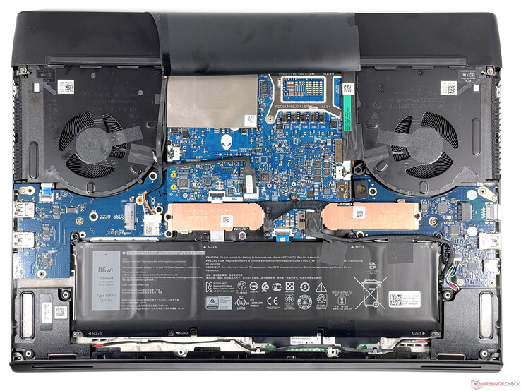 Alienware m17 R4 - Interior: El módulo WLAN y la RAM están soldados