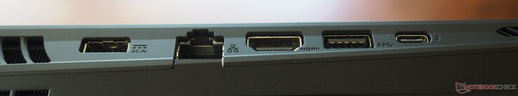 Lado izquierdo: alimentación, RJ-45, HDMI 2.1, USB-A 3.2 Gen 2, Thunderbolt 5 (DP 2.1, PD 3.0)