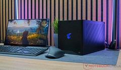 Dispositivos como la Gigabyte Aorus RTX 4090 Gaming Box prometen más rendimiento para dispositivos compactos, pero la realidad es más complicada. (Fuente de la imagen: Notebookcheck)