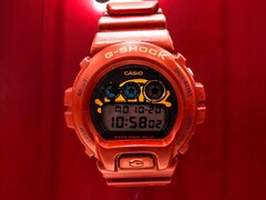 El nuevo reloj G-Shock x Syna de Casio (en la imagen) se ha puesto a la venta en las tiendas de la marca en toda Europa. (Fuente de la imagen: Casio)