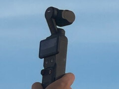 Cámara compacta DJI Osmo Pocket con un cielo azul detrás
