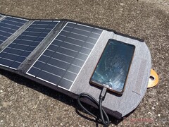 Probamos a cargar nuestro smartphone con un cargador solar plegable de 22 W. Tardó días