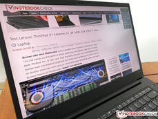 Usar el ThinkPad X1 Extreme Gen 2 en el exterior en un día nublado