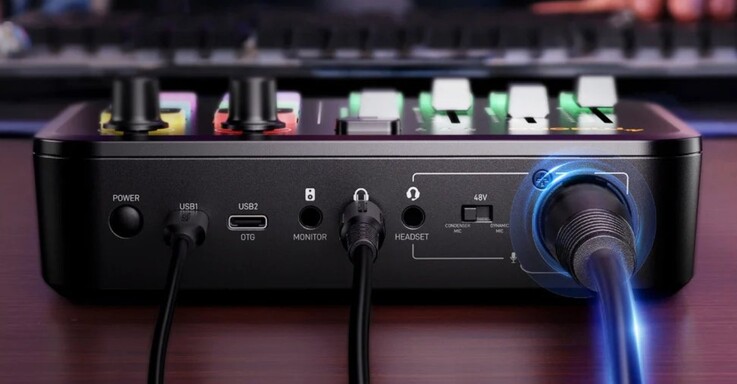 Conectores de entrada y salida en la parte trasera del mezclador de audio para videojuegos Maono G3.