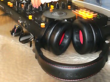 Almohadillas y diadema bien acolchadas. (Fuente de la imagen: Notebookcheck)