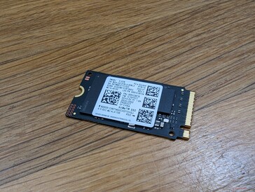SSD M.2 desmontado. Los usuarios pueden instalar un 2280 más largo si lo desean