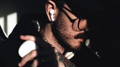 Una de las próximas generaciones de AirPods contará con una cámara de inteligencia visual, tal y como se muestra en un vídeo filtrado de Apple descubierto en macOS.