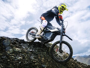 El Segway Xaber 300 ofrece una potencia comparable a la de una moto de gasolina de 300 cc. (Fuente de la imagen: Segway)