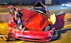 El Tesla Model 3 quedó completamente destrozado en el accidente de doble colisión. (Fuente de la imagen: @OPP_HSD)