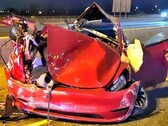 El Tesla Model 3 quedó completamente destrozado en el accidente de doble colisión. (Fuente de la imagen: @OPP_HSD)