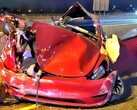 El Tesla Model 3 quedó completamente destrozado en el accidente de doble colisión. (Fuente de la imagen: @OPP_HSD)