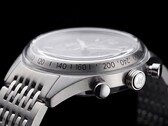 Perfil lateral del cronógrafo Timex Marlin Jet, en el que se aprecian su gran cristal abombado de Hesalite, la escala taquimétrica, la caja de acero inoxidable cepillado, el pulsador de cronógrafo tipo «bomba», la corona con el logotipo «Jet» y el brazalete de acero inoxidable.