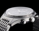 Perfil lateral del cronógrafo Timex Marlin Jet, en el que se aprecian su gran cristal abombado de Hesalite, la escala taquimétrica, la caja de acero inoxidable cepillado, el pulsador de cronógrafo tipo «bomba», la corona con el logotipo «Jet» y el brazalete de acero inoxidable.