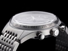 Perfil lateral del cronógrafo Timex Marlin Jet, en el que se aprecian su gran cristal abombado de Hesalite, la escala taquimétrica, la caja de acero inoxidable cepillado, el pulsador de cronógrafo tipo «bomba», la corona con el logotipo «Jet» y el brazalete de acero inoxidable.