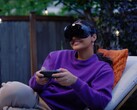 Se muestra el casco de realidad virtual Valve Steam Frame con mando
