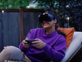 Se muestra el casco de realidad virtual Valve Steam Frame con mando