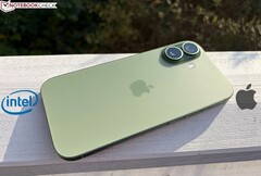 Los futuros modelos de iPhone podrían funcionar con un chip fabricado por Intel (en la imagen: iPhone 17; fuente de la imagen: Notebookcheck, editado)