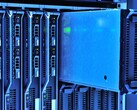 Racks de servidores con iluminación azul en un centro de datos