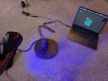 Sermoon S1 escaneando el sujeto con láser de líneas cruzadas y la aplicación Creality Scan 4 en el MacBook Air