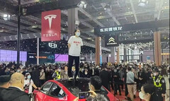 No es la primera vez que los propietarios de Tesla protestan por un fallo en los frenos en China (imagen: CNEVPost) 