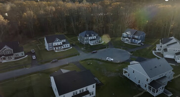 Asentamiento con tejados solares Tesla en el este de EE.UU. (Imagen: Tesla)