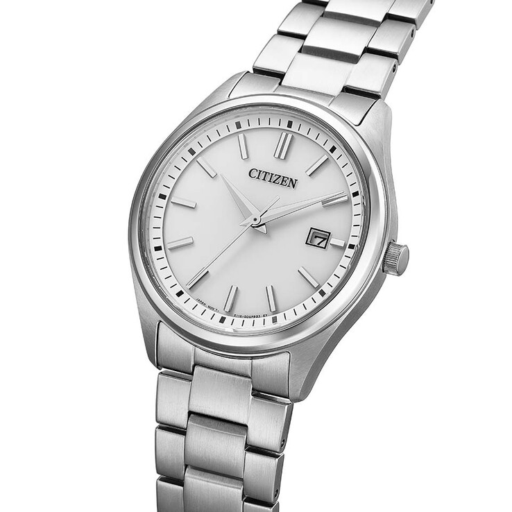 Vista frontal de tres cuartos del reloj de vestir Citizen BM1350-54A Eco-Drive, con esfera plateada, ventana de fecha a las 3 en punto, caja de acero inoxidable y brazalete a juego también de acero.