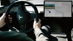 Ya hay un nuevo vídeo tutorial sobre el Piloto Automático (imagen: Tesla/YT)