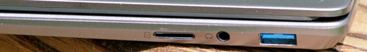 Derecha: USB 3.1 Gen 1 Tipo A, conector para auriculares, lector de tarjetas microSD
