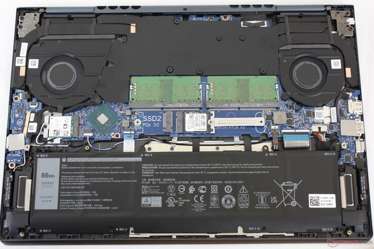 Inspiron 16 Plus 7610 para comparar. Obsérvese la segunda ranura SSD y la ranura SODIMM que ahora faltan en el 7620