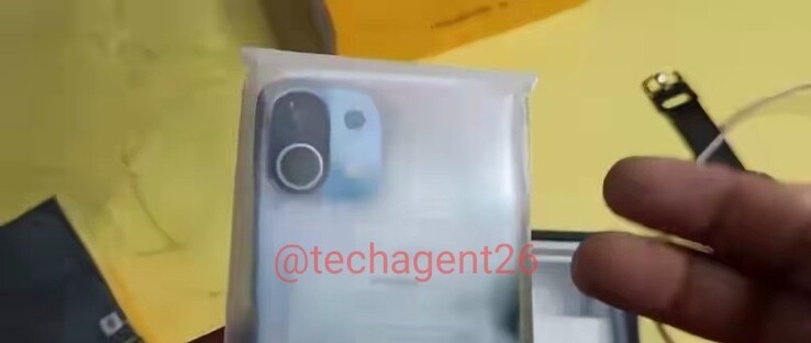 El Xiaomi Mi 11 fotografiado en su embalaje de venta al público (imagen a través de @techagent26 en Twitter)