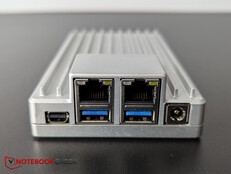 Frontal: 2x 2,5 GbE, 2x USB 3.1, Mini-DP, alimentación