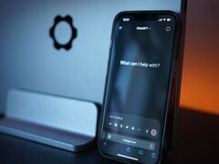 Un smartphone muestra la interfaz de ChatGPT con la pregunta «¿En qué puedo ayudarle?».