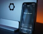 Un smartphone muestra la interfaz de ChatGPT con la pregunta «¿En qué puedo ayudarle?».