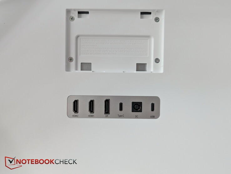 Parte trasera: 2 puertos HDMI, DisplayPort, USB-C, toma de corriente, USB-C. ¿Cuál de los puertos USB-C admite los 90 W?